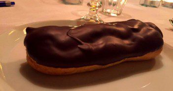 Éclairs met zelfgemaakte banketbakkersroom Zelfgemaakte éclairs met gevuld met banketbakkersroom