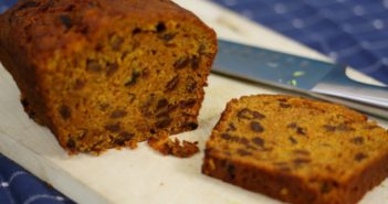 Carrot cake met topping van roomkaas en kwark Carrot cake met topping van roomkaas en kwark