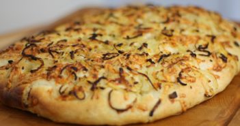 Focaccia met kaas en ui uit Ligurië Recept voor focaccia met kaas en ui uit Ligurie