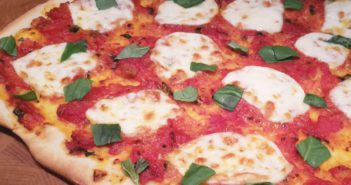 De lekkerste zelfgemaakte pizzabodem Recept voor een tamelijk ultieme pizzabodem