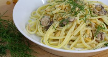 Makkelijke Maandag: Spaghetti met makreel, pijnboompitjes en rozijnen Snel op tafel: spaghetti met makreel