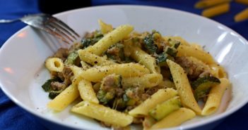 Penne met courgette en worstvlees Pasta met courgette en worstvlees