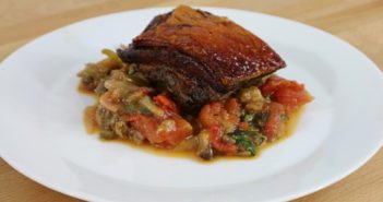 Caponata uit Sicilië als verrassend bijgerecht Varkensbuik met Siciliaanse caponata