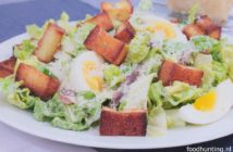 Caesar salade met zelfgemaakte croutons Caesar salade met zelfgebakken croutons, ei, ansjovis en Parmezaanse kaas