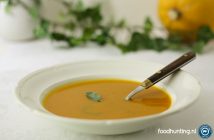 Pompoensoep met salie en rozemarijn