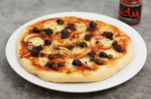 Pizza met mozzarella en pittige ‘Nduja worst uit Calabrië Pizza met Nduja (pittige worst uit Calabrië)