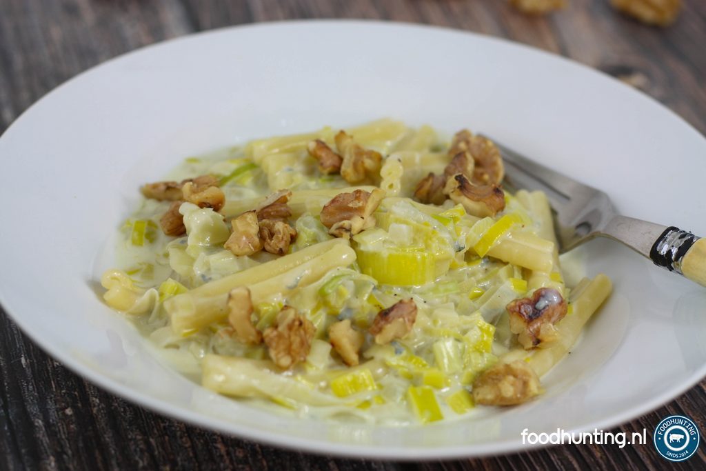 Pasta gorgonzola prei en walnoten (pasta gorgonzal, porro e noci)