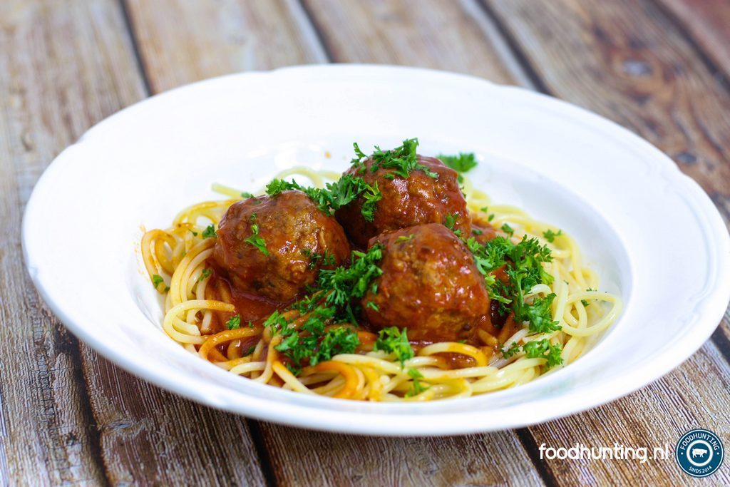 Spaghetti met gehaktballetjes in tomatensaus