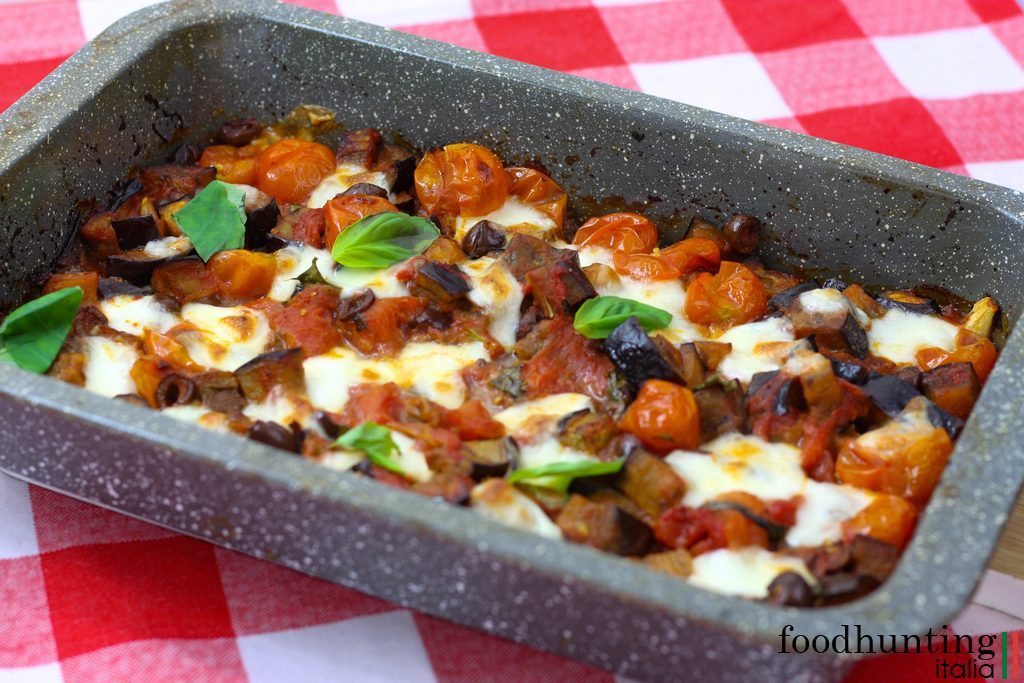 Aubergine uit de oven met tomaten mozzarella en olijven