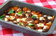 Aubergine uit de oven met mozzarella en tomaten Aubergine uit de oven met tomaten mozzarella en olijven