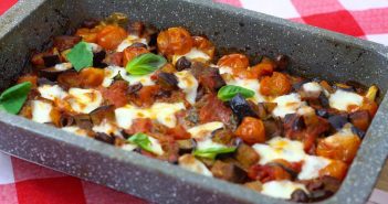 Aubergine uit de oven met mozzarella en tomaten Aubergine uit de oven met tomaten mozzarella en olijven