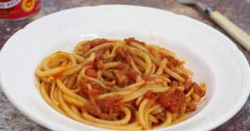 Bucatini all’Amatriciana Bucatini all'amatriciana