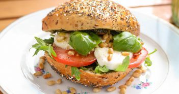 Luxe broodje Caprese Een zomers broodje Caprese met mozzarella, tomaat, basilicum, rucola en pijnboompitten