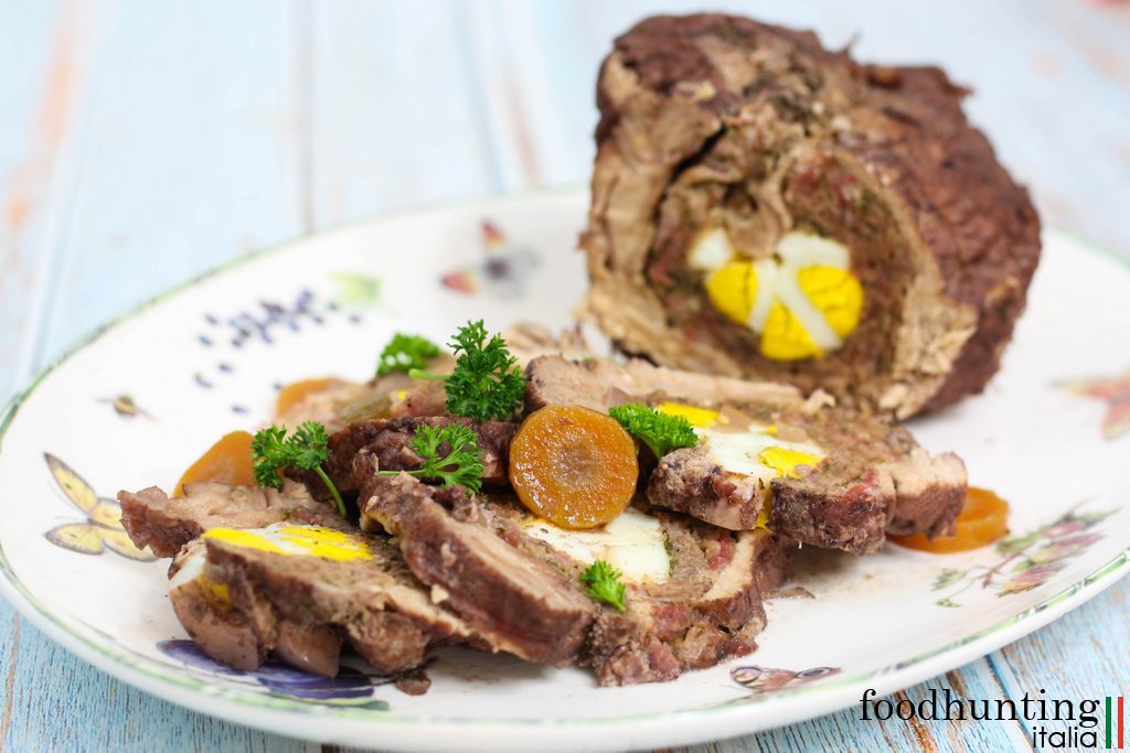 Feestelijke Italiaanse gevulde rollade voor de feestdagen