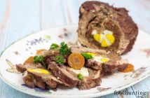 Kalfsrollade gevuld met gehakt en ei Falsomagro - gevulde kalfsrollade met gehakt en ei