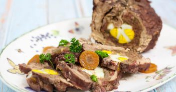 Kalfsrollade gevuld met gehakt en ei Falsomagro - gevulde kalfsrollade met gehakt en ei