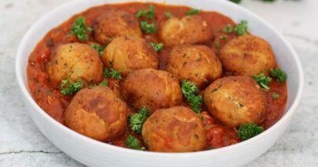 Gefrituurde broodballetjes in tomatensaus Gefrituurde broodballetjes in tomatensaus - Polpette di pane al sugo