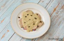 Zelfgemaakte vitello tonnato Vitello tonnato - kalfsvlees met tonijnsaus en kappertjes