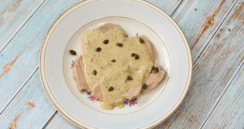 Zelfgemaakte vitello tonnato Vitello tonnato - kalfsvlees met tonijnsaus en kappertjes