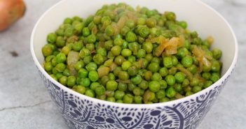 Snelle doperwten uit de koekenpan Doperwten in bouillon uit de koekenpan(piselli in brodo)