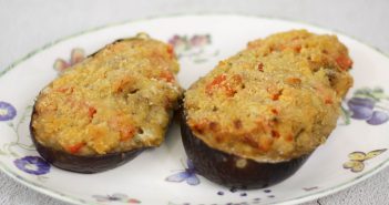 Gevulde aubergine met een krokant korstje uit de oven Gevulde aubergine - melanzane ripiene