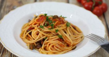 Spaghetti alla puttanesca Spaghetti alla puttanesca