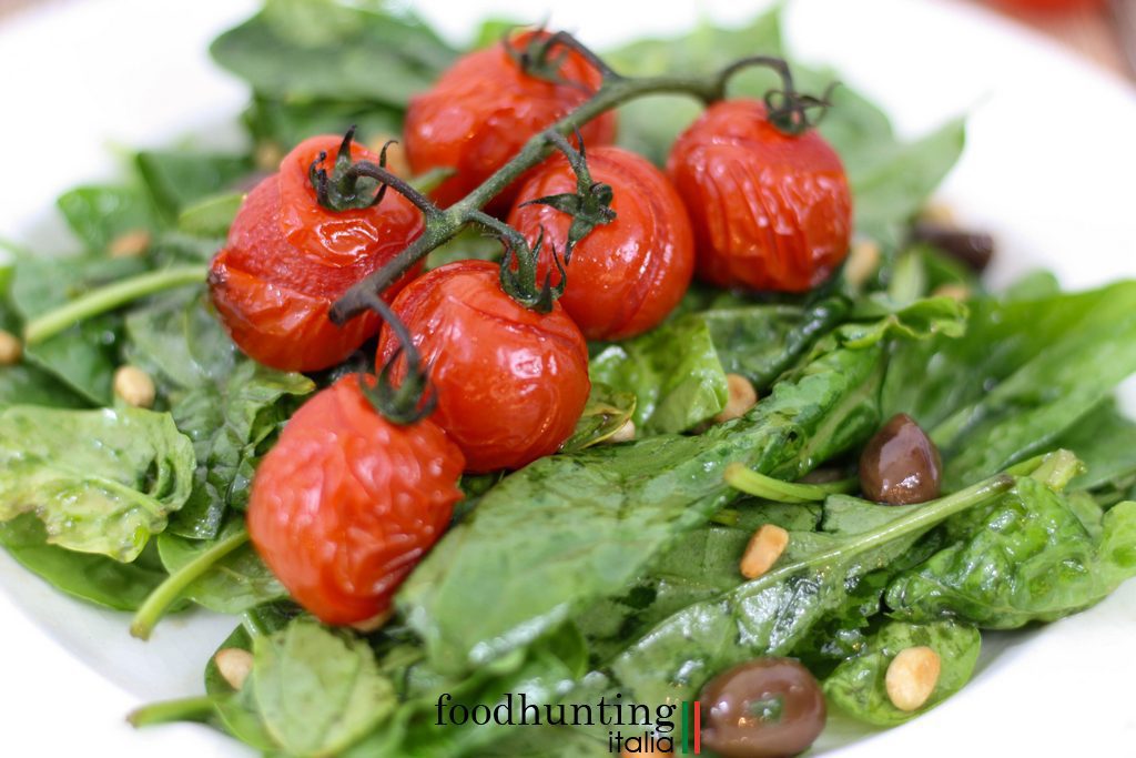 Spinaziesalade met geroosterde tomaten