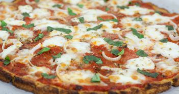 Recept voor zelfgemaakte bloemkoolpizza Bloemkoolpizza Margarita met tomatensaus en mozzarella