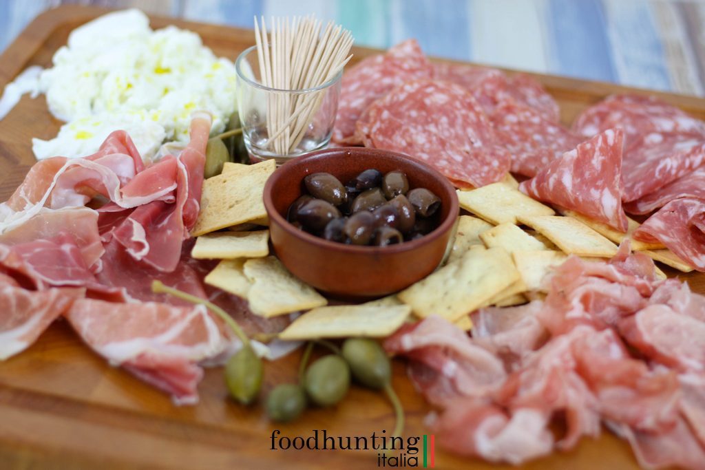 Italiaanse antipasti voor de borrelplank met Italiaanse borrelhapjes