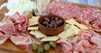 Maak je eigen Italiaanse borrelplank Italiaanse antipasti voor de borrelplank