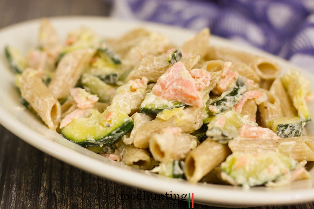 Pasta met zalm, courgette en roomsaus