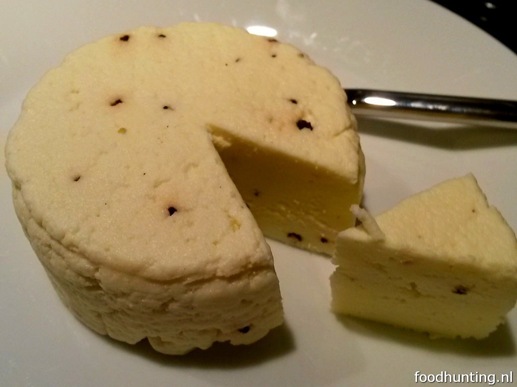 Zelfgemaakte kaas met peperkorrels