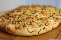 Focaccia met kaas en ui uit Ligurië Recept voor focaccia met kaas en ui uit Ligurie
