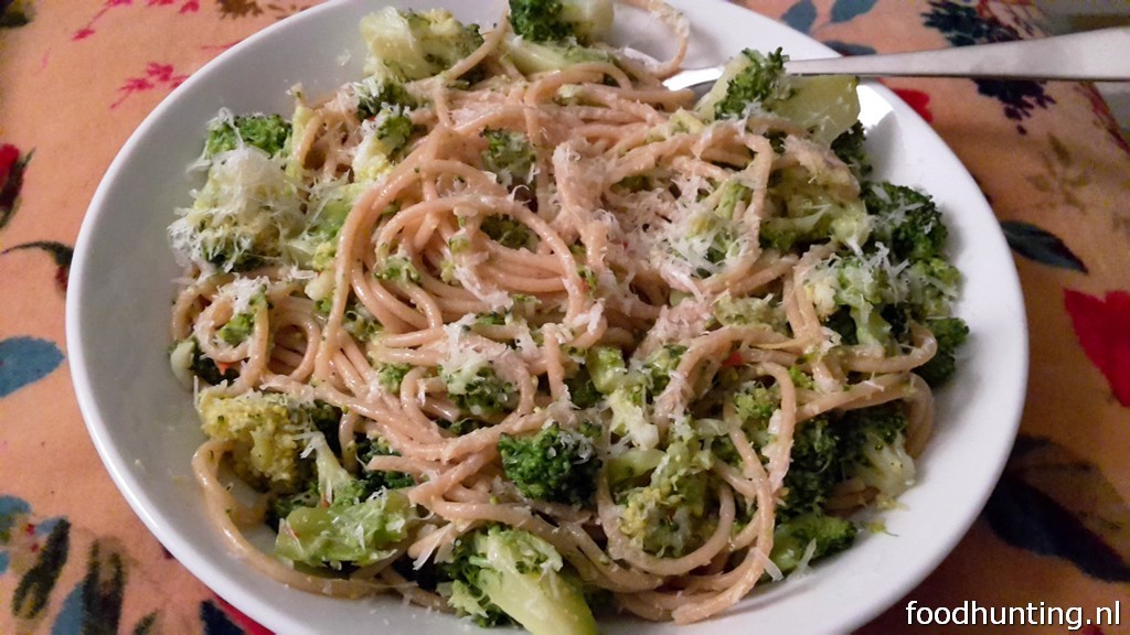 Recept voor spaghetti met broccoli, ansjovis, citroenrasp en chilipeper