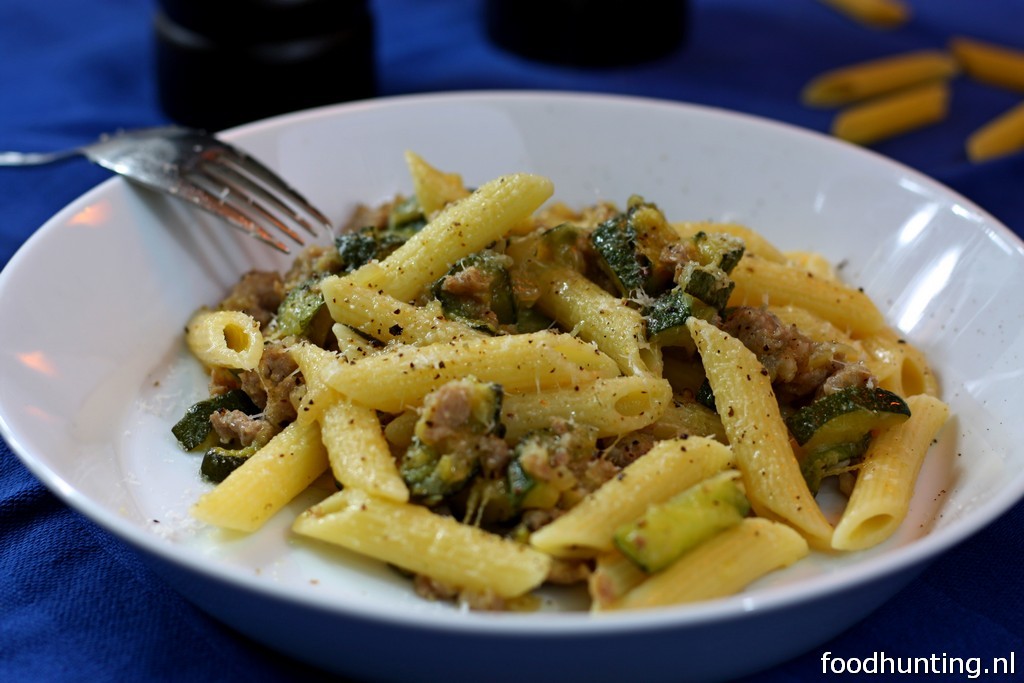 Pasta met courgette en worstvlees