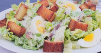 Caesar salade met zelfgemaakte croutons Caesar salade met zelfgebakken croutons, ei, ansjovis en Parmezaanse kaas