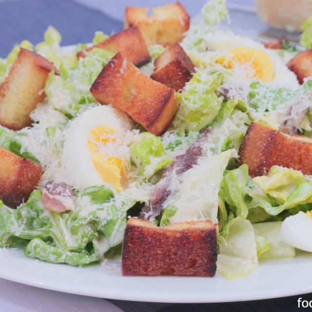 Caesar salade met zelfgebakken croutons, ei, ansjovis en Parmezaanse kaas