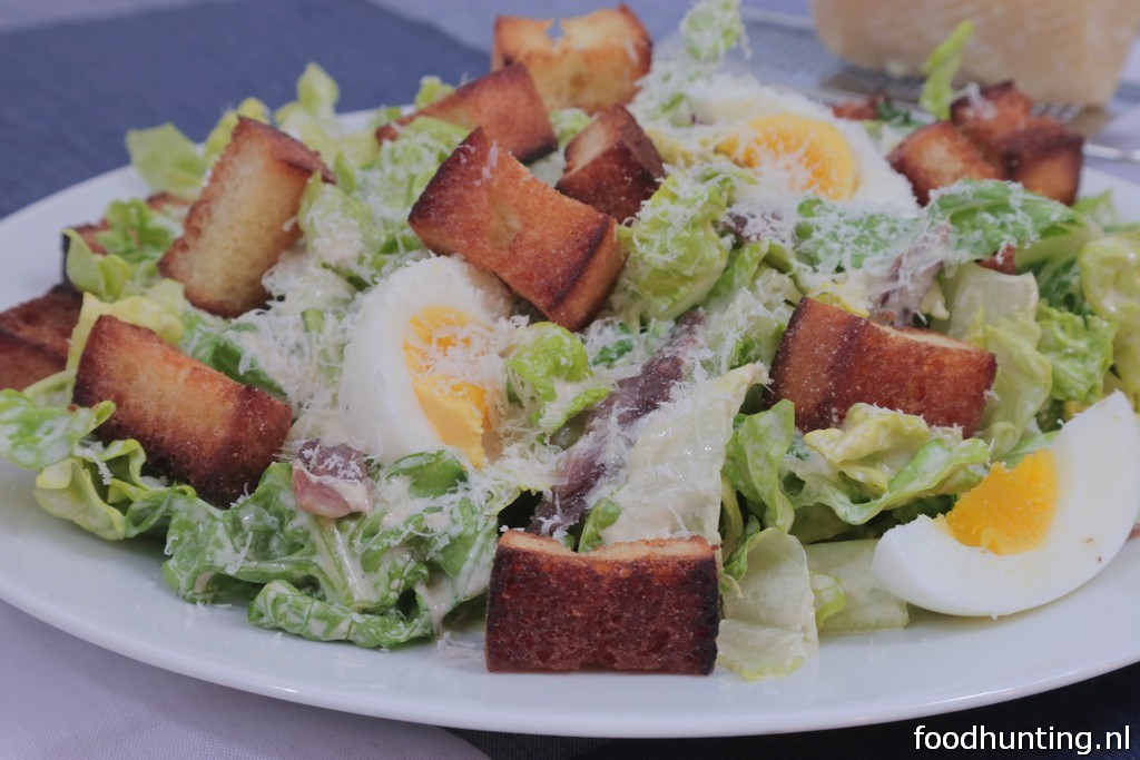 Ceasar salade met croutons ansjovis en ei