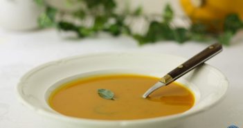 Pompoensoep met salie en rozemarijn