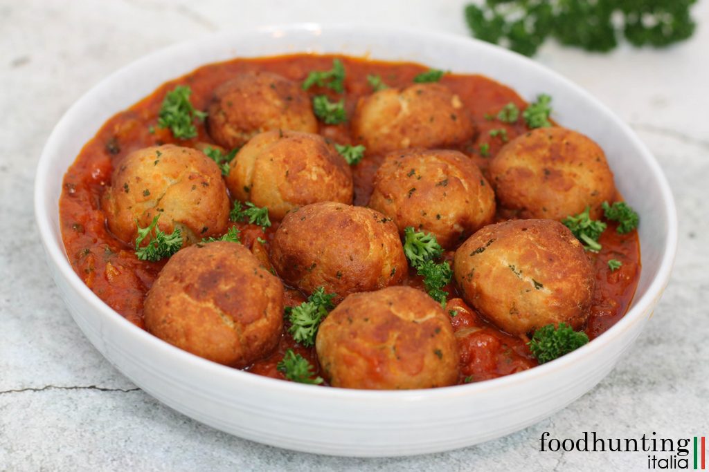 Gefrituurde broodballetjes in tomatensaus - Polpette di pane al sugo. Onmisbaar bij je borrel plank met Italiaanse borrelhapjes.