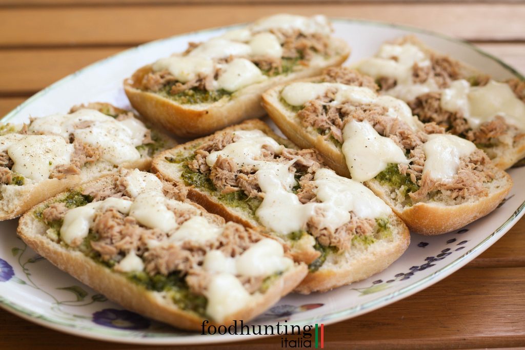 schot Oswald Koopje Broodje met tonijn, pesto en mozzarella uit de oven – Foodhunting Italia