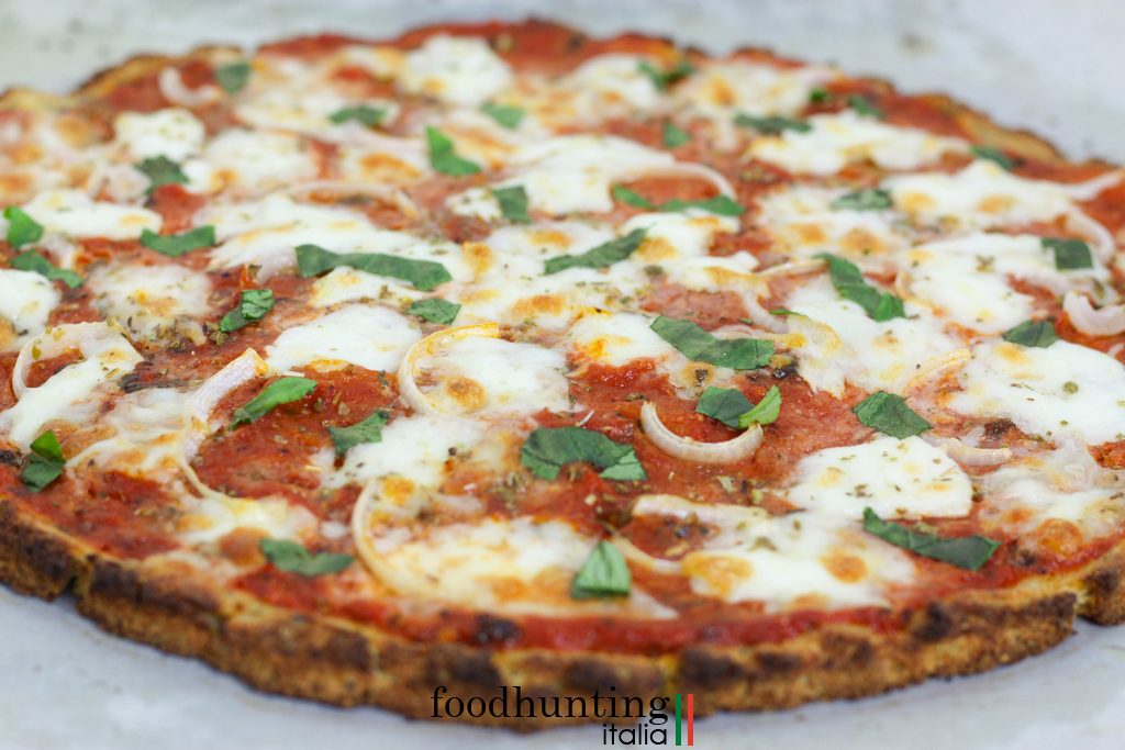 Bloemkoolpizza Margarita met tomatensaus en mozzarella