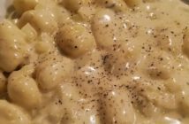 Gnocchi met kaassaus (gnocchi al formaggio) Gnocchi met vierkazensaus