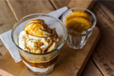 Affogato - ijskoffie van espresso met een bolletje vanille-ijs