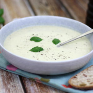 Romige courgettesoep met pesto