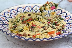 Orzo met snijbiet, citroen, olijven en kappertjes