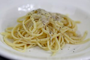 De klassieke romige spaghetti Cacio e pepe uit Rome