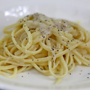 De klassieke romige spaghetti Cacio e pepe uit Rome