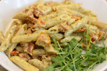 Pasta met pesto roomsaus en zongedroogde tomaten