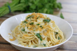 Pasta met witte ui en broodkruim